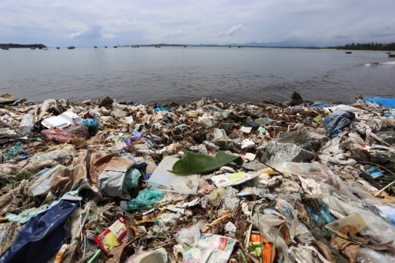 Dọc bãi biển Bàn Than, Quảng Nam, rác nằm xếp lớp từ trên bãi cát ra tận mép nước, hồi tháng 9/2021.