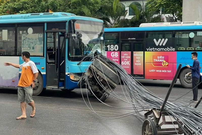 Xe tự chế ba bánh trở hàng gây tai nạn cho xe bus sáng ngày 8/5 trên đường Nguyễn Trãi