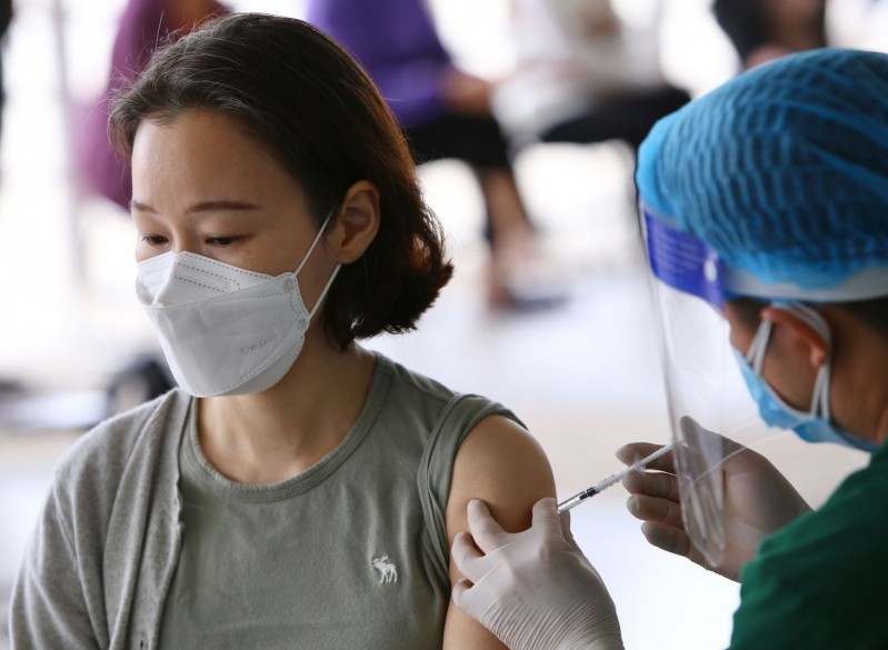 Lực lượng y tế quận Nam Từ Liêm (Hà Nội) tổ chức tiêm vaccine phòng COVID-19 mũi 2 cho người dân.