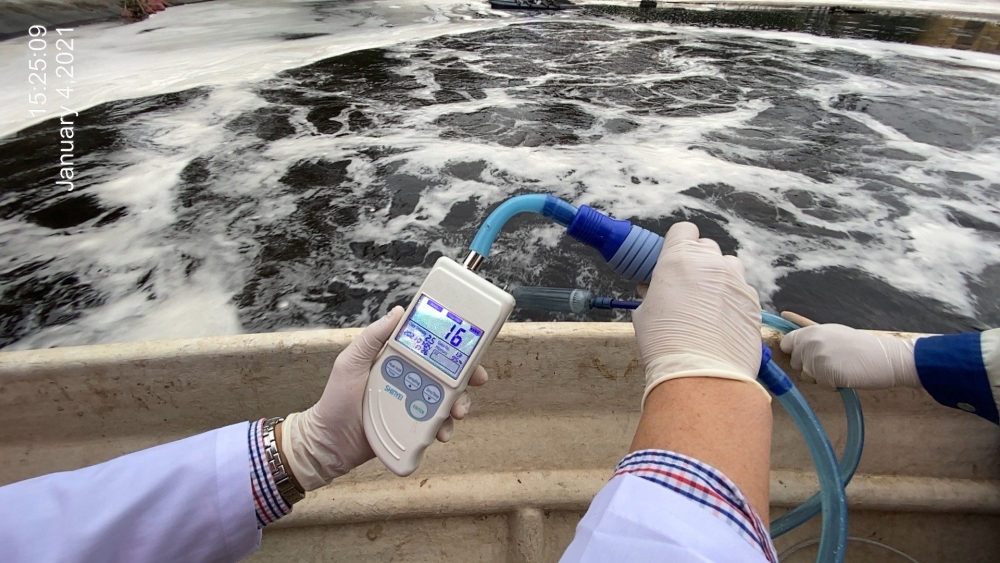 Thực hiện đo kiểm bằng thiết bị chuyên dụng trên nước được lấy từ hồ H4 sau xử lý
