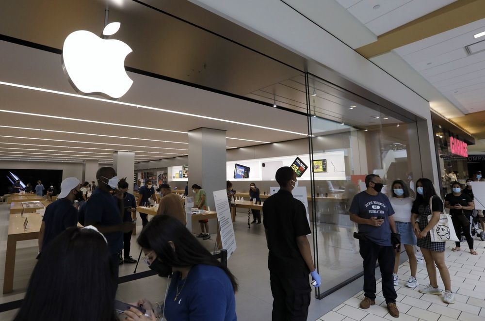 Khách hàng đứng chờ để vào Apple Store tại trung tâm mua sắm Queens Center, New York, Mỹ