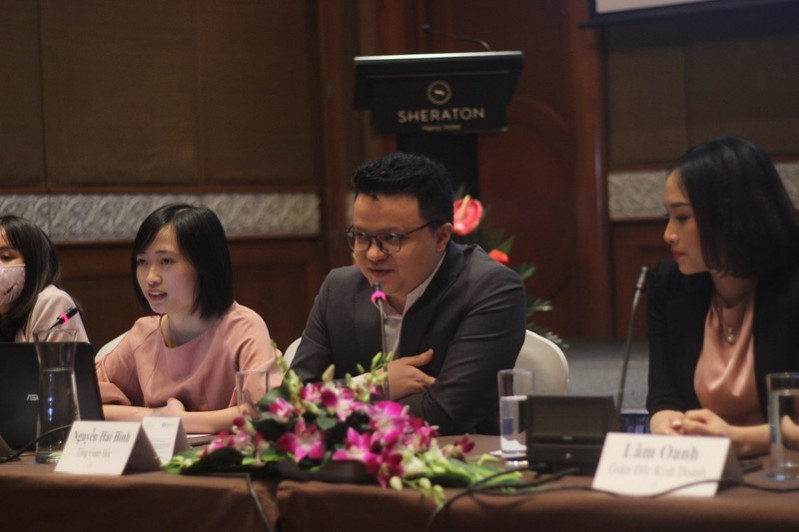Nhà sáng lập BHMedia Nguyễn Hải Bình (ngồi giữa) trong cuộc họp ung cấp thông tin
