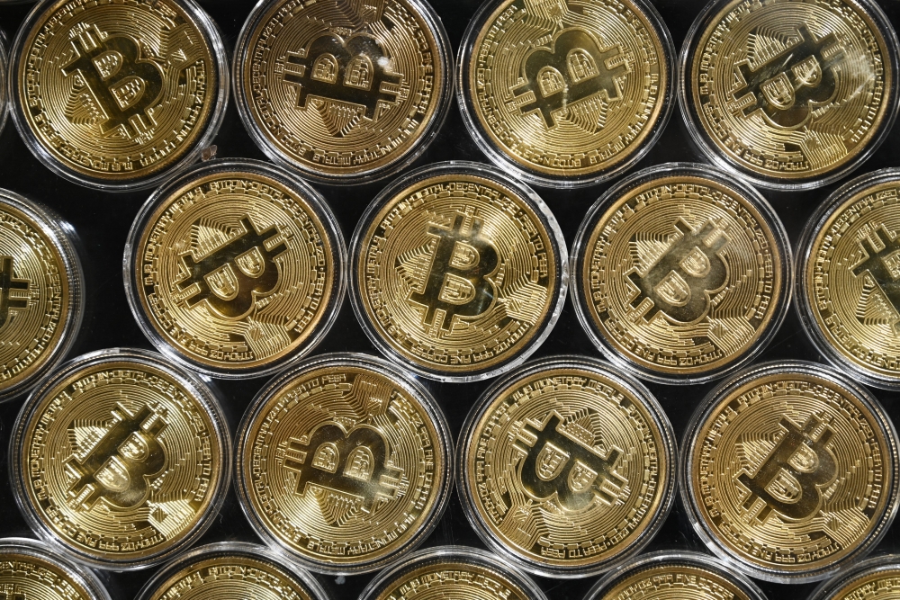 Giá trị đồng bitcoin liên tục mất giá khi giới chức Trung Quốc liên tiếp áp đặt các mệnh lệnh hành chính nhằm kiểm soát tiền ảo này