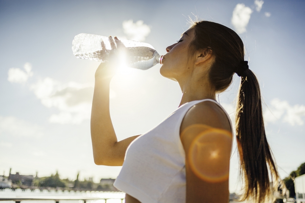 Bổ sung nước được xem như là giải pháp quan trọng trong những ngày nắng nóng gay gắt
