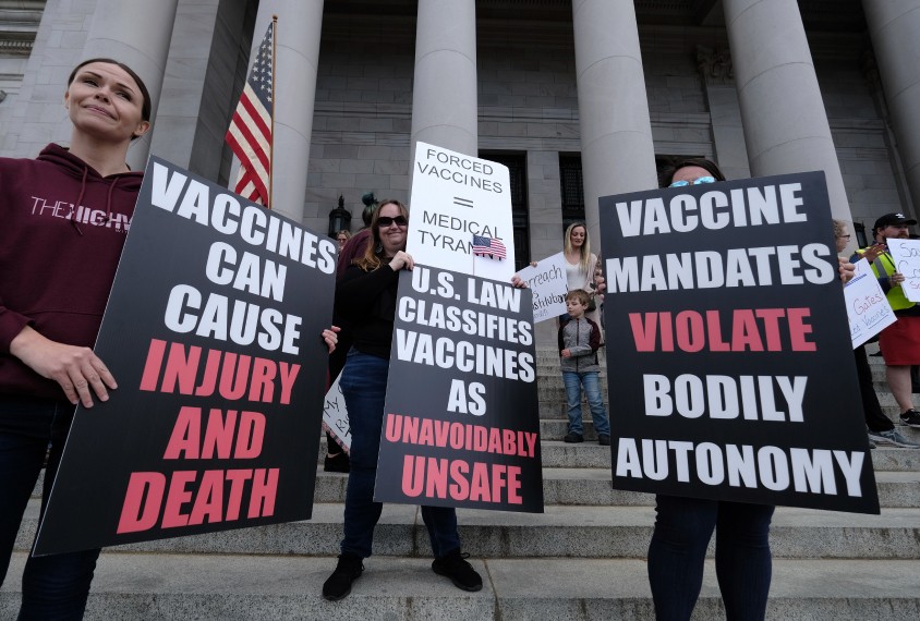 Các tin tức giả mạo xuất phát từ các hội nhóm bài trừ vaccine đã khiến cho quá trình tiêm vaccine cho trẻ em trở nên khó khăn
