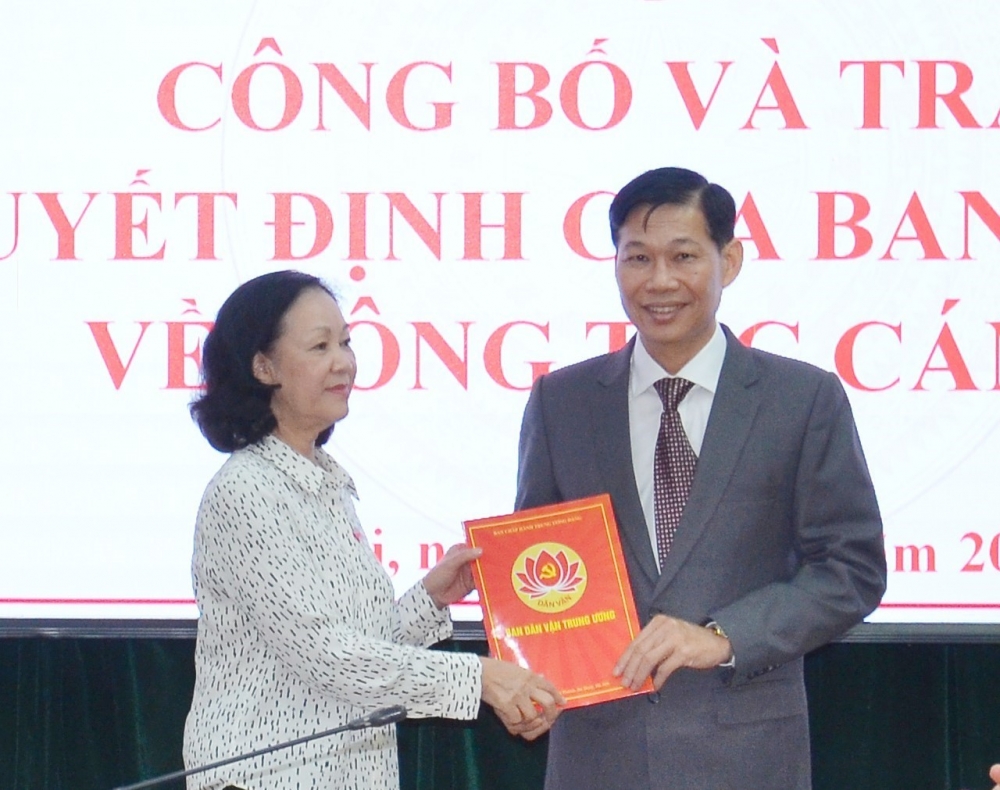 Trưởng Ban Dân vận Trung ương Trương Thị Mai trao quyết định bổ niệm tân Phó Trưởng Ban Đỗ Văn Phớn.