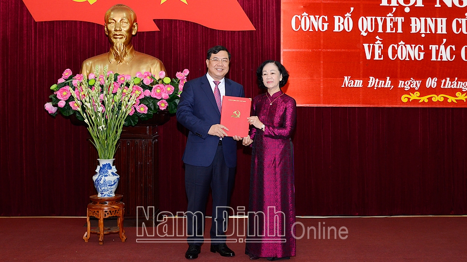 Trưởng Ban Tổ chức Trung ương Trương Thị Mai trao Quyết định của Bộ Chính trị cho tân Bí thư Tỉnh uỷ Phạm Gia Túc
