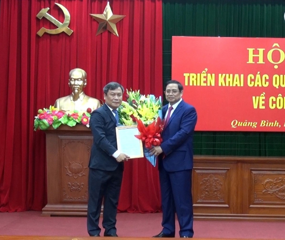 Trưởng Ban Tổ chức Trung ương Phạm Minh Chính trao quyết định điều động và bổ nhiệm đối với tân Bí thư tỉnh uỷ Quảng Bình Vũ Đại Thắng.