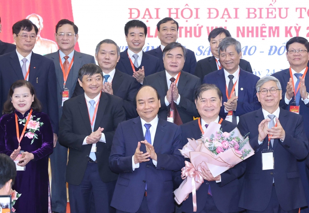 Tân Chủ tịch Liên hiệp các hội Khoa học kỹ thuật Việt Nam nhận hoa chúc mừng của Thủ tướng