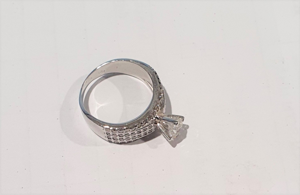 Chiếc nhẫn kim cương giá trị lớn đã được tiếp viên của Vietnam Airline tìm thấy trên chuyến bay VN266