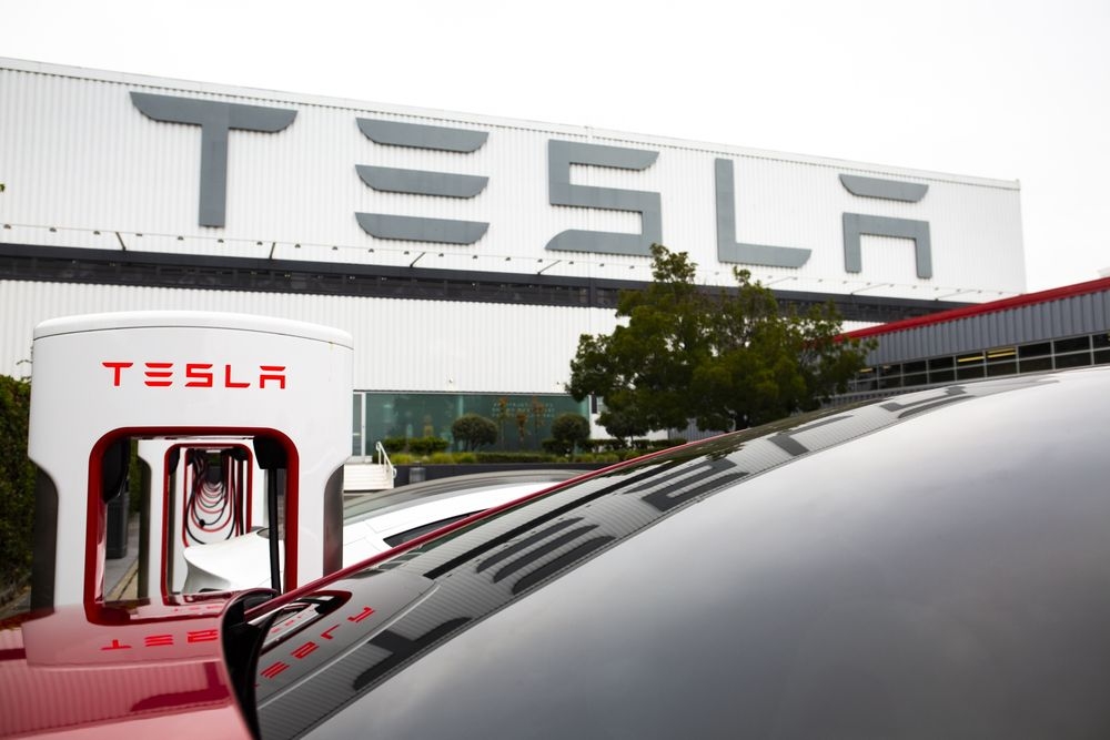 Cổ phiếu của Tesla bị "thổi bay" 4% giá trị ngay sau quyết định của NHTSA