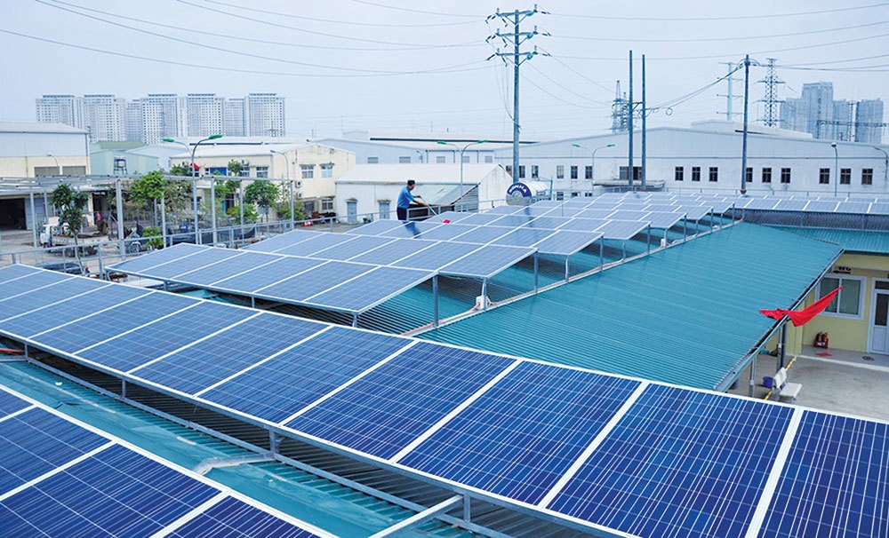 Các dự án điện mặt trời trên mái vẫn vừa làm vừa chờ chính sách