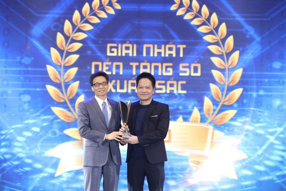 Phó Thủ tướng Vũ Đức Đam trao giải Nhất Sản phẩm công nghệ Make in Vietnam - Hạng mục nền tảng số