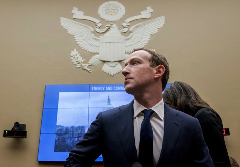 Facebook và CEO Mark Zuckerberg liên tiếp bị các cự nhân viên tố cáo về các hành vi chống lại việc lan truyền thông tin giả mạo trong tháng 10