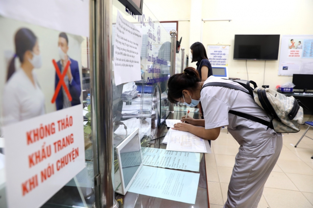 Sau quyết định của Chủ tịch UBND thành phố Hà Nội đã không còn cảnh xếp hàng dài người dân chờ lấy dấu xác nhận của chính quyền địa phương