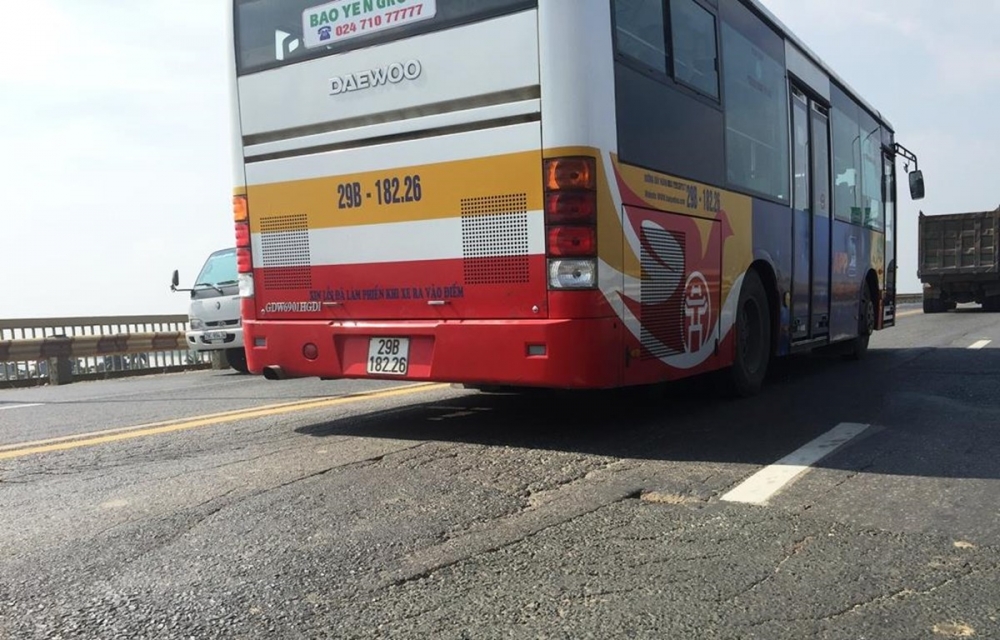 Hà Nội điều chỉnh 16 tuyến buýt để sửa mặt cầu Thăng Long
