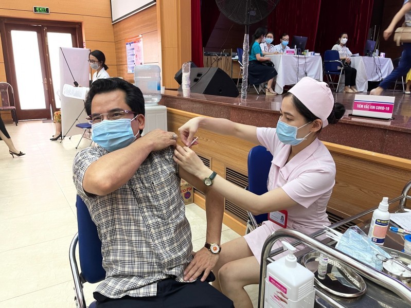 Chiến dịch tiêm chủng vắc-xin của Hà Nội mới bị Bộ Y tế nhắc nhờ vì đang bị chậm so với tiến độ