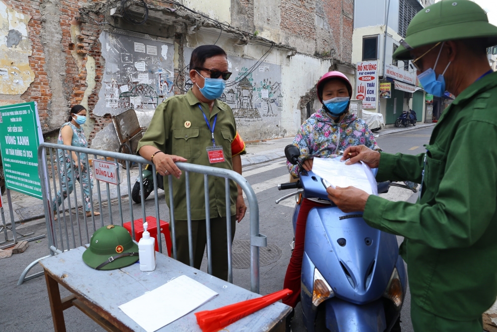 Việc siết chặt công tác kiểm soát giấy đi đường để Hà Nội có thể "tấn công" dịch COVID-19 hiệu quả