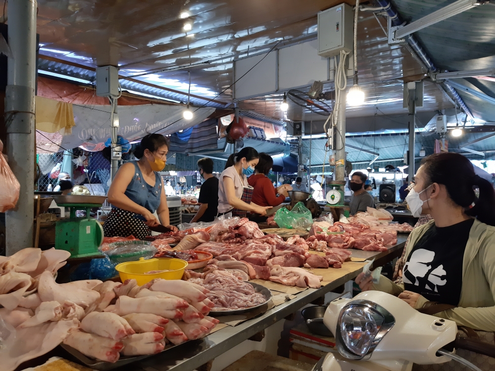 Các sạp thịt tại chợ Nghĩa Tân đầy ắp hàng phục vụ nhu cầu của người dân