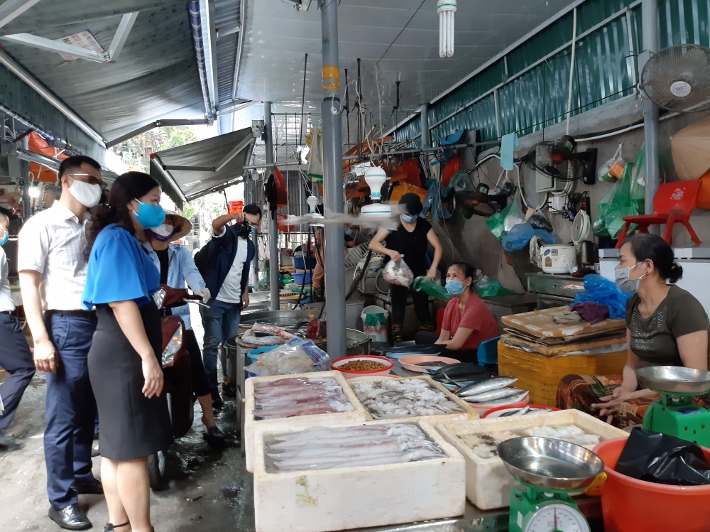 Các mặt hàng thuỷ, hải sản tươi sống tại chợ cùng không có hiện tượng thiếu hàng hay tăng giá