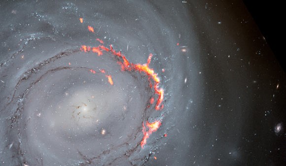 Hình ảnh phóng đại được các nhà khoa học sử dụng để phân tích sự vận động của các phân tử bên trong thiên hà NGC 4921