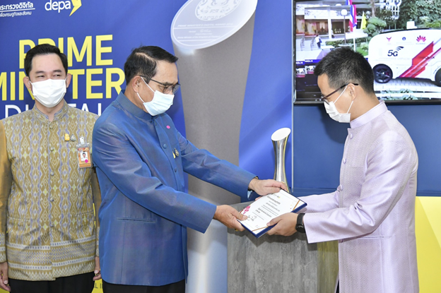 CEO Huawei Thái Lan Abel Deng nhận Giải thưởng Công ty Kỹ thuật số Quốc tế của năm 2020 từ Thủ tướng Thái Lan Prayut Chan-o-cha
