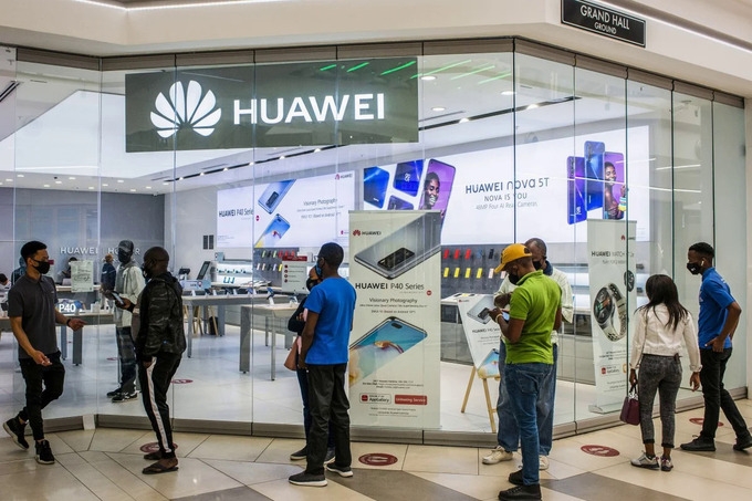 Một cửa hàng smartphone của Huawei tại Nam Phi. Ảnh: Bloomberg