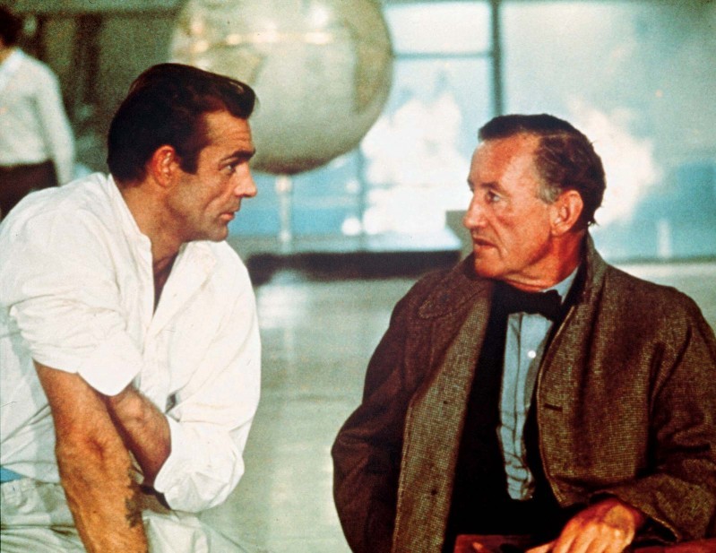 Tác giả Ian Flemming bên "đứa con tinh thần" James Bond do diẽn viên gạo cội Sean Connery thể hiện