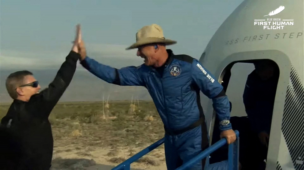 Tỉ phú Jeff Bezos cùng 3 hành khách và phi hành đoanh đã hạ cánh an toàn trên sa mạc Texas