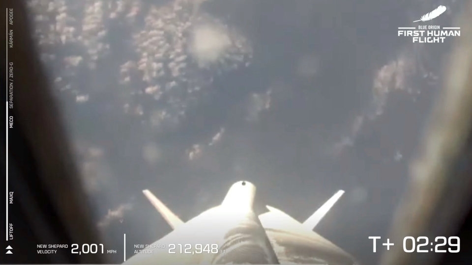 Hình ảnh được chụp từ trên tàu vũ trụ New Shepard trong thời gian Jeff Bezos cùng các hành khách ở trong không gian vũ trụ cách mặt đất hơn 100 km