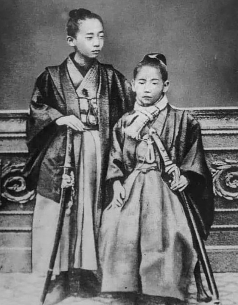 Kano Jigoro (bìa phải) có vóc dáng nhỏ khi ít tuổi đã thôi thúc ông hoc võ truyền thống Jiujitsu