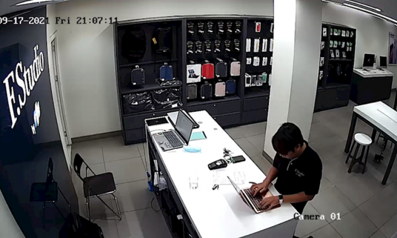Hình ảnh từ camera tại cửa hàng trên phố Láng Hạ ghi lại quá trình nhân viên FPT Shop thao tác trên Macbook của khách hàng