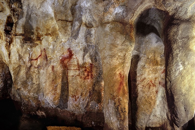 Hình vẽ của người Neanderthal được tìm thấy trên vòm nhũ trong hang động Cueva de Ardales có niên đại gần 65 nghìn năm hình thành giả thuyết về sự tồn tại của con người