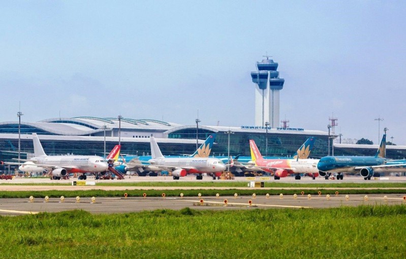 Nội Bài là cảng hàng không lớn của quốc gia nên việc không tiếp nhận các đường bay nội địa khiến cho việc khôi phục của ngành này gặp khó