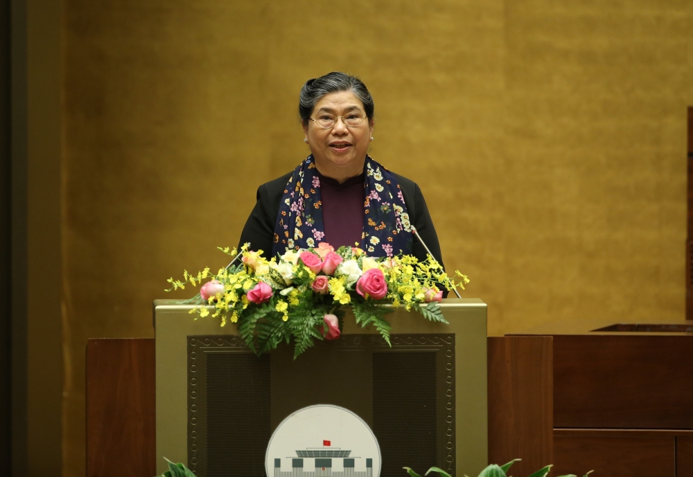 Phó Chủ tịch Thường trực Tòng Thị Phóng trình bày tờ trình về việc miễn nhiệm Chủ tịch Quốc hội đối với bà Nguyễn Thị Kim Ngân