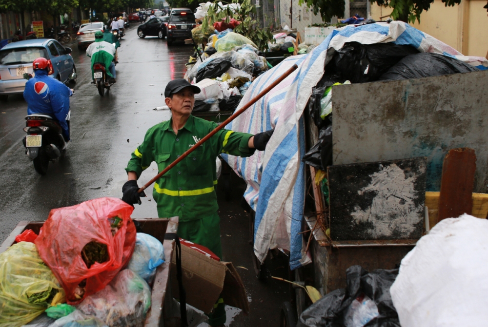 Sau nhiều ngày bị ùn ứ với khối lượng rác thải rất lớn ở khu vực nội thành Hà Nội