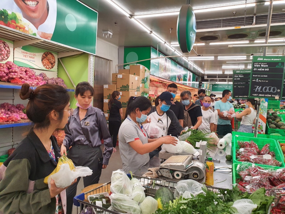 Tâm lý lo lắng trước yêu cầu thực hiện giãn cách tại Hà Nội khiến người dân Thủ đô đi chợ vào lúc nửa đêm