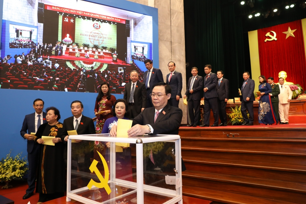 Các đại biểu dự Đại hội đại biểu Đảng bộ thành phố Hà Nội bỏ phiếu.
