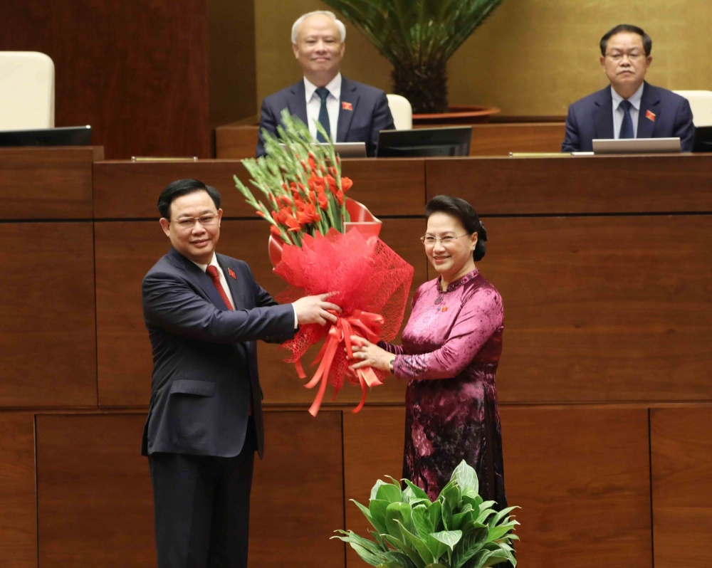 Chủ tịch Quốc hội Nguyễn Thị Kim Ngân tặng hoa chúc mừng tân Chủ tịch Quốc hội Vương Đình Hệ sau khi công bố kết quả kiểm phiếu