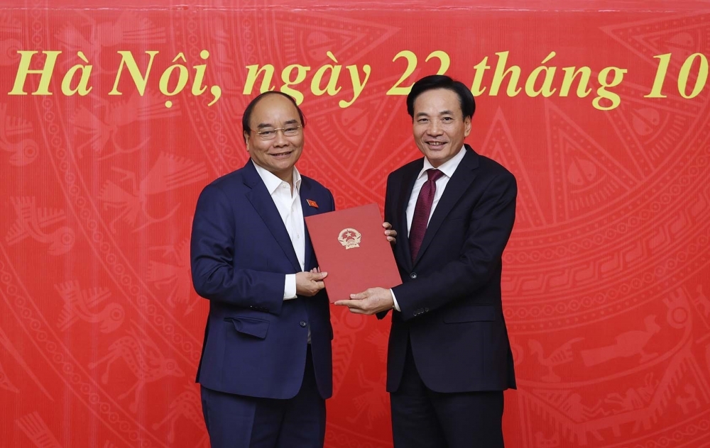 Thủ tướng Nguyễn Xuân Phúc trao quyết định bổ nhiệm tân Phó Chủ nhiệm Văn phòng Chính phủ Trần Văn Sơn