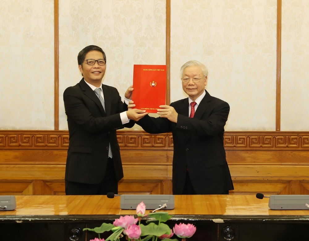 Tổng Bí thư, Chủ tịch nước Nguyễn Phú Trọng trao Quyết định của Bộ Chính trị cho tân Trưởng Ban Kinh tế Trung ương Trần Tuấn Anh