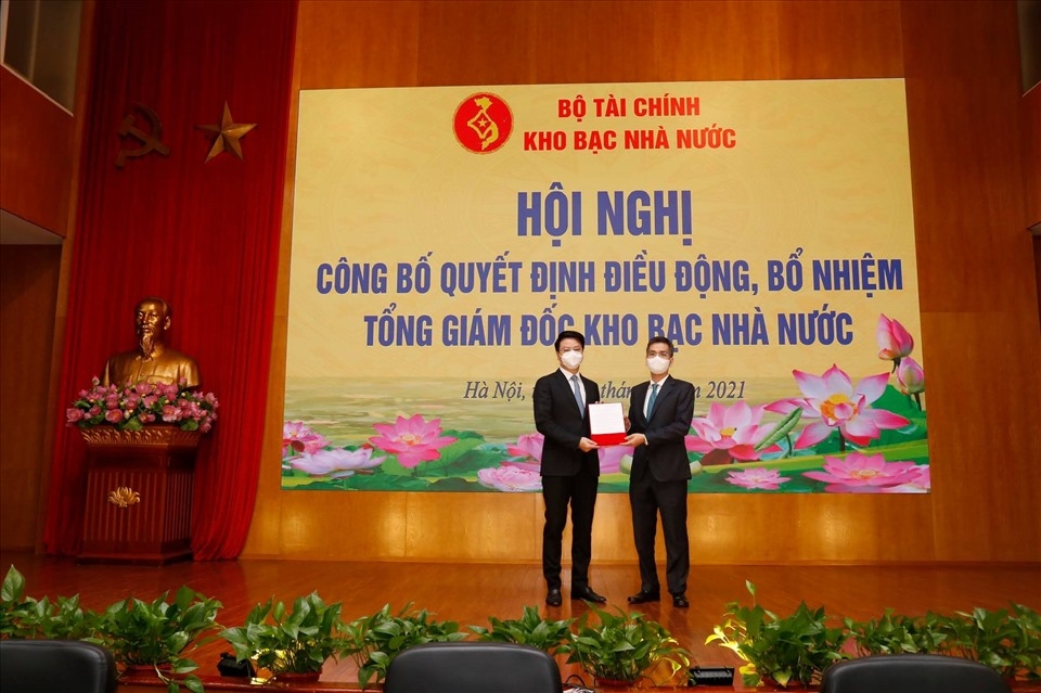 Thứ trưởng Bộ Tài chính Vũ Thành Hưng trao Quyết định bổ nhiệm cho tân Tổng giám đốc Kho bạc Nhà nước Trần Quân