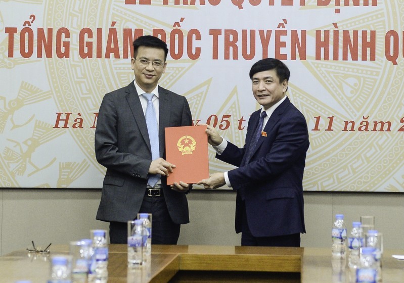 Chủ nhiệm Văn phòng Quốc hội Nguyễn Văn Cường trao Quyết định bổ nhiệm cho Tân Tổng Giám đốc Truyền hình Quốc hội Việt Nam Lê Quang Minh