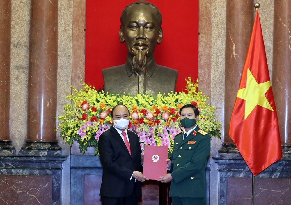 Chủ tịch nước Nguyễn Xuân Phúc trao Quyết định bổ nhiệm cho tân Tổng Tham mưu trưởng QĐND Việt Nam, Thượng tướng Nguyễn Tân Cương