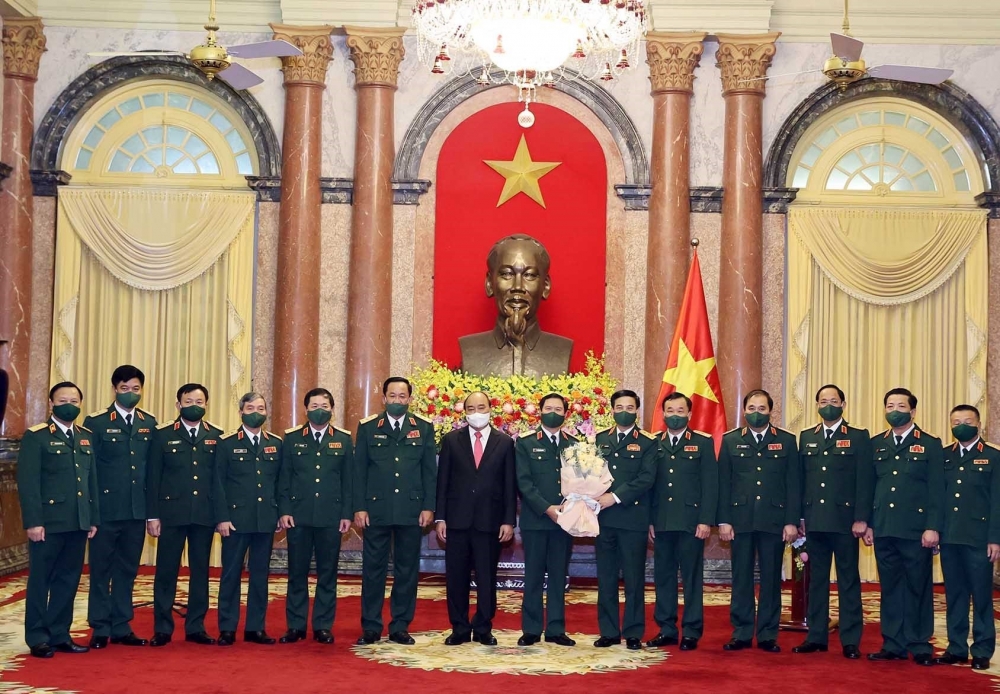 Chủ tịch nước Nguyễn Xuân Phúc cùng Lãnh đạo Bộ Quốc phòng chúc mừng tân Tổng Thưm mưu trưởng, Thượng tướng Nguyễn Tân Cương