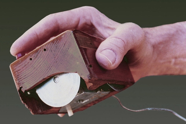 Nguyên mẫu chuột máy tính đầu tiên do Douglas Engelbart và William English phát triển.