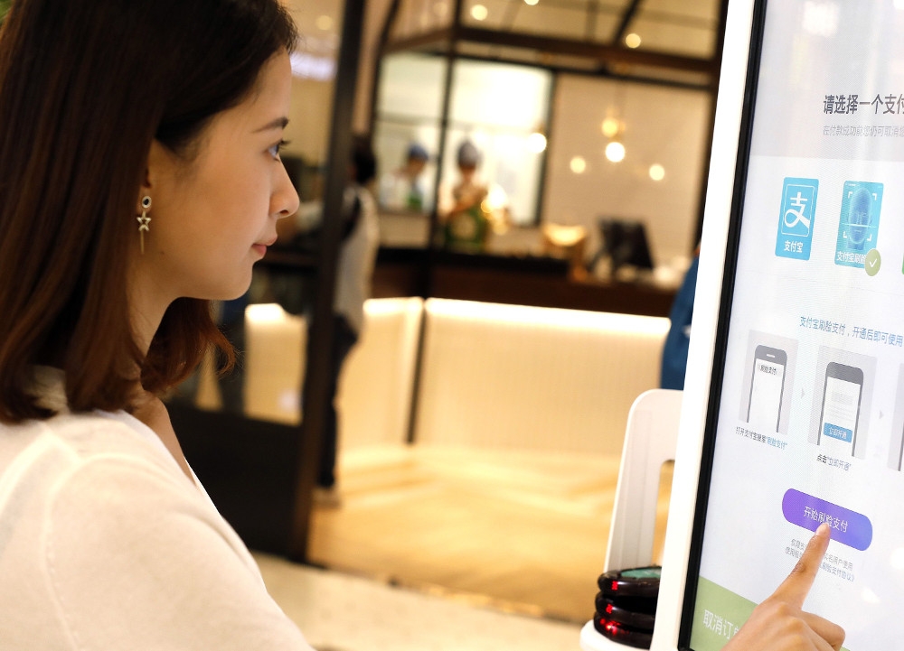 Thanh toán bằng nhận diện khuôn mặt trên nhiều nền tảng hỗ trợ người tiêu dùng không phải tiếp xúc nhiều trong thời điểm dịch COVID-19 diễn biến phức tạp
