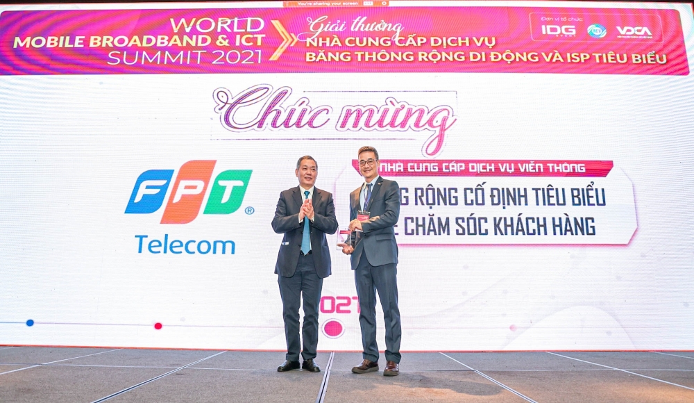 Phó Tổng giám đốc Chu Hùng Thắng đại diện FPT Telecom nhận giải "Nhà cung cấp dịch vụ viễn thông tiêu biểu về Chất lượng Chăm sóc Khách hàng băng thông rộng Cố định