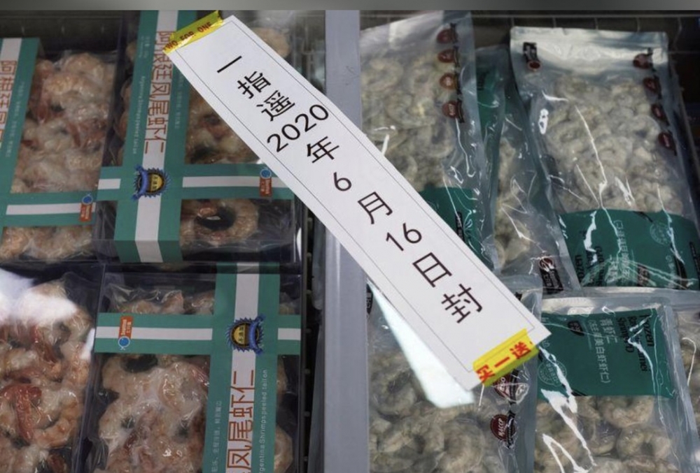 Sản phẩm tôm nhập khẩu được bán tại một chợ ở Bắc Kinh. Ảnh: Reuters