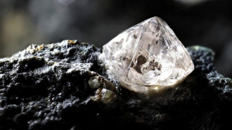 Chất mới được tìm thấy trên viên kim cương lấy từ đất sâu chưa từng được biết tới trước đây